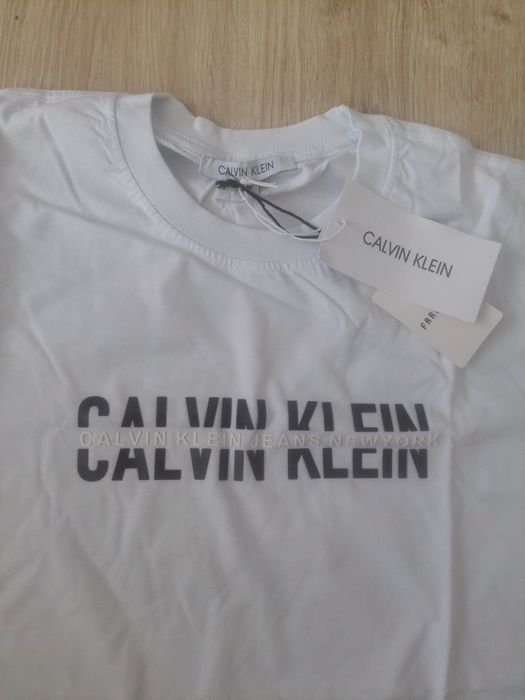 Piękny t shirt Calvin Klein biały z gumowymi napisami