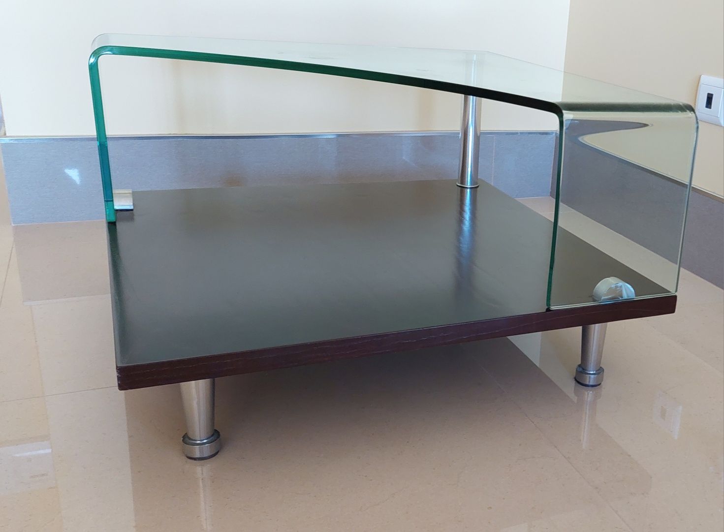 Mesa quadrada em vidro