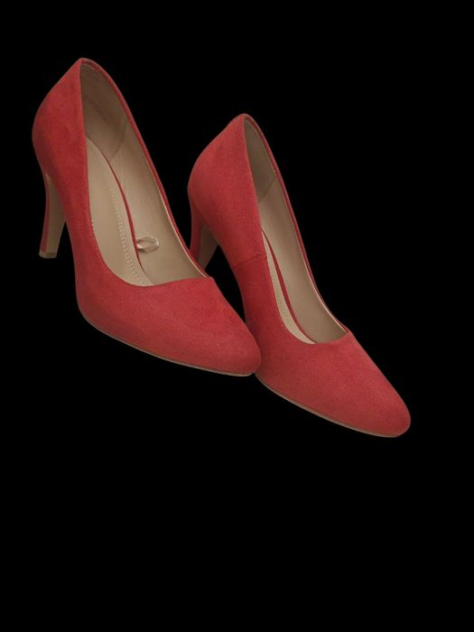 Sprzedam czerwone buty na szpilkach