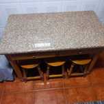 Mesa de madeira e mármore mais 6 bancod