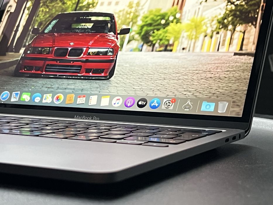 Apple MacBook Pro 13’ i7 16GB RAM 512GB SsD M.2 Touch Bar/ID