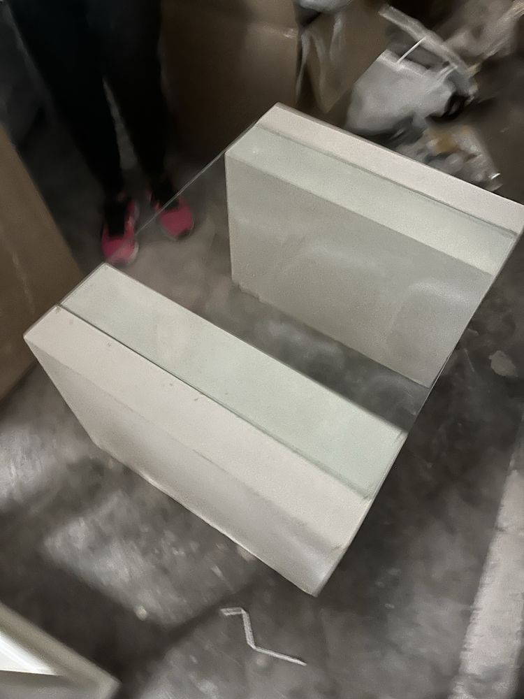 Mesa de centro rectangular, com dois pés e tampo de vidro