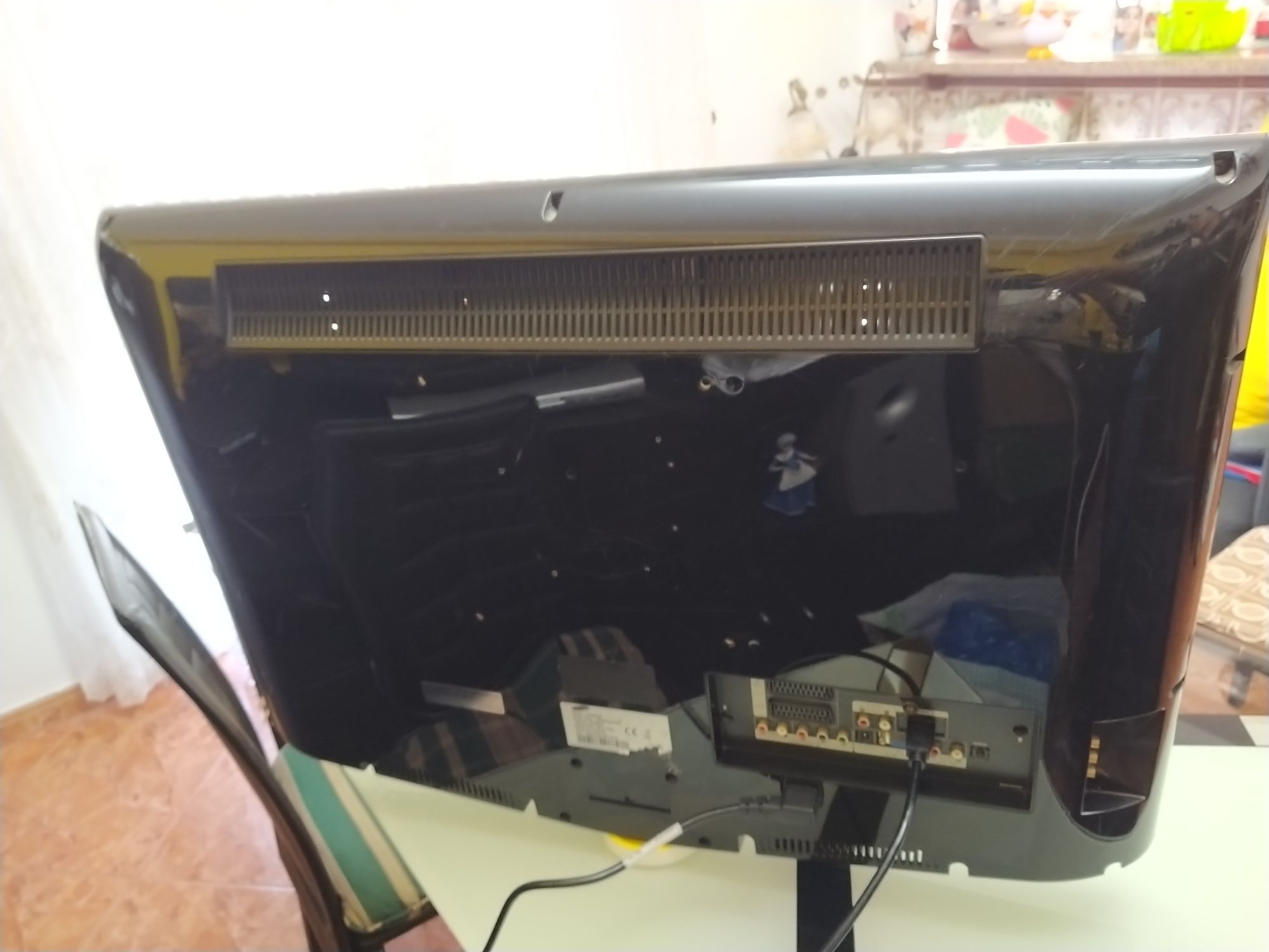 TV LE32R72B 32" para peças ou reparação monitor casa quarto sala.
