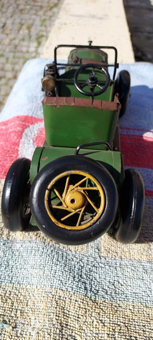 Calhambeque de coleção em metal