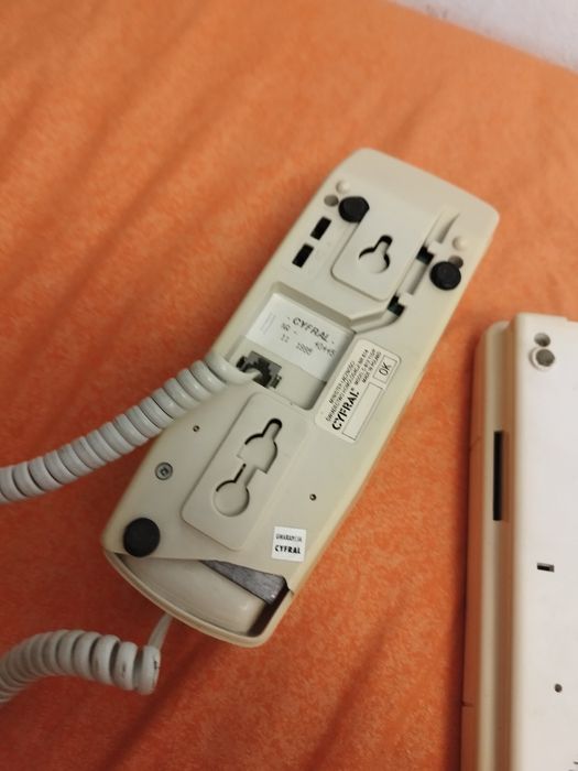 Dwa telefony stacjonarne retro