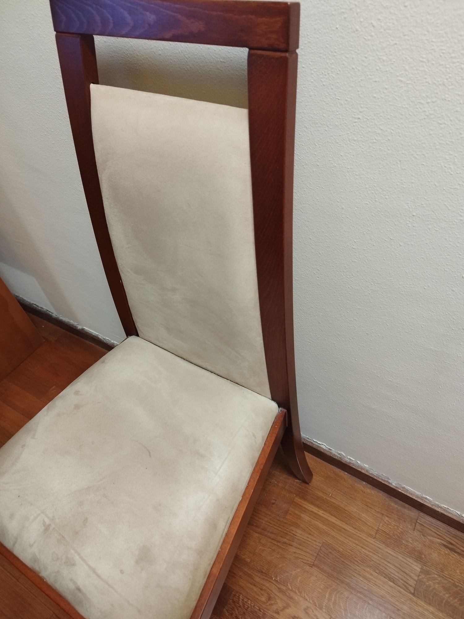 Mesa com quarto cadeiras