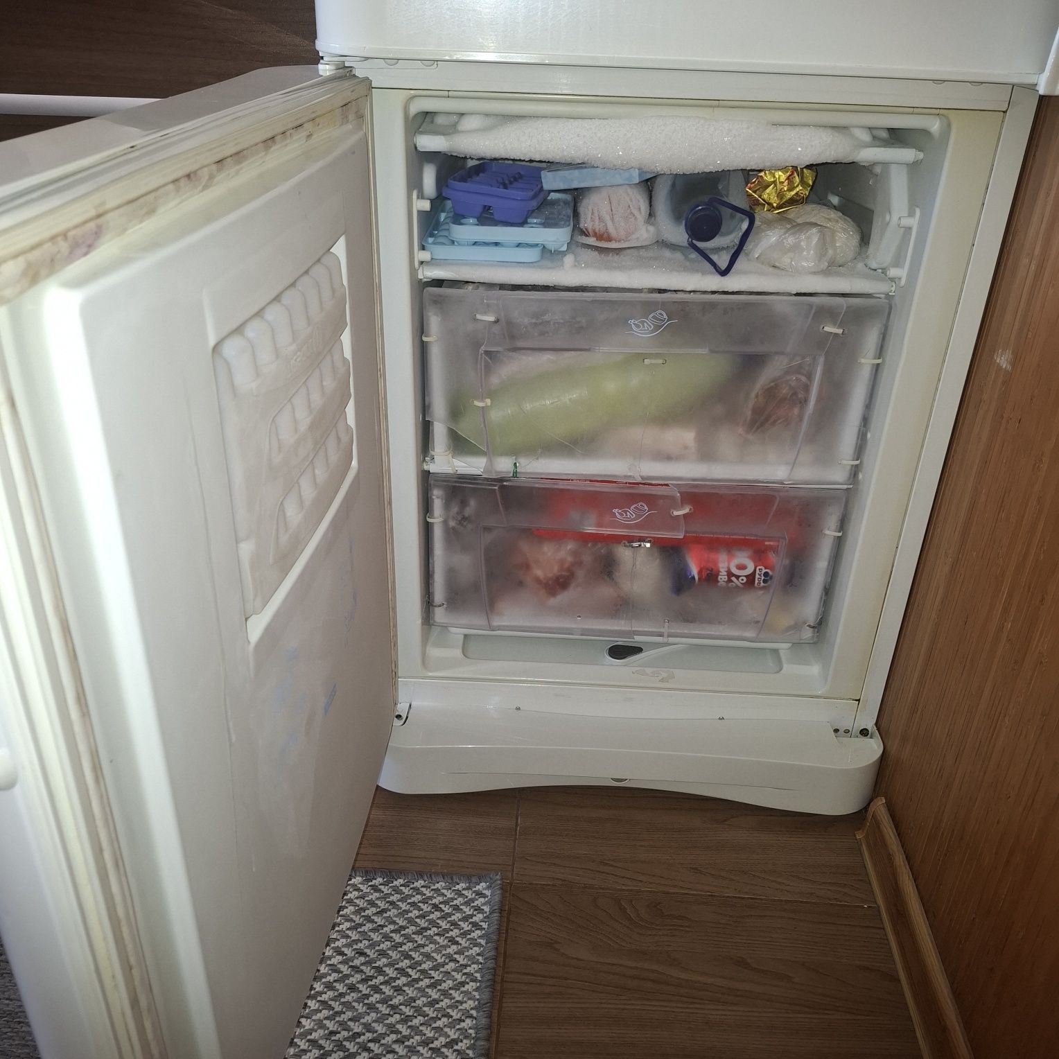 Холодильник indesit