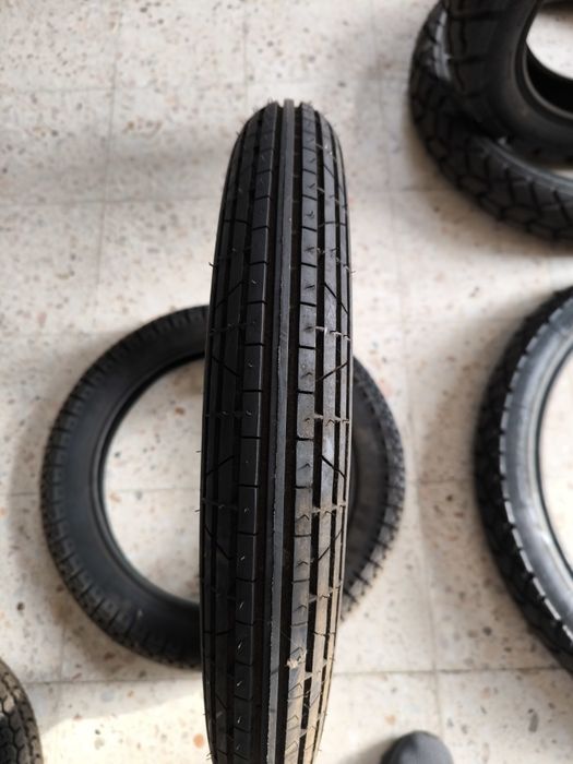 Vários pneus motorizadas triciclos e motociclos