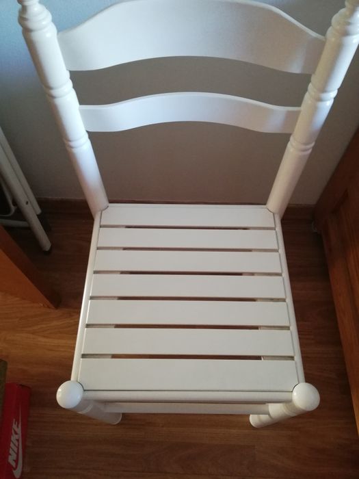 Cadeira branca de madeira pouco uso