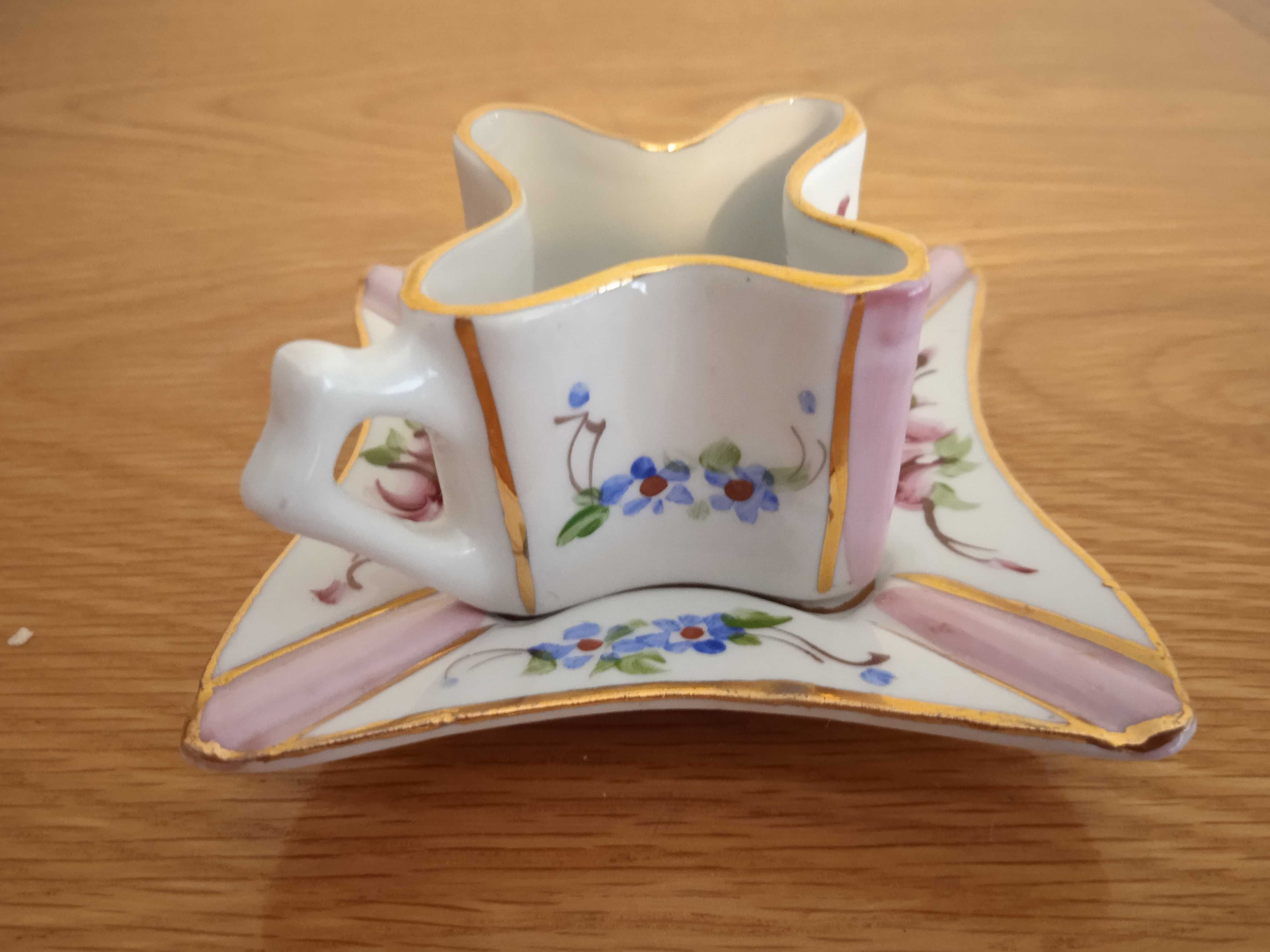 Pequenas e antigas chávenas de coleção em porcelana