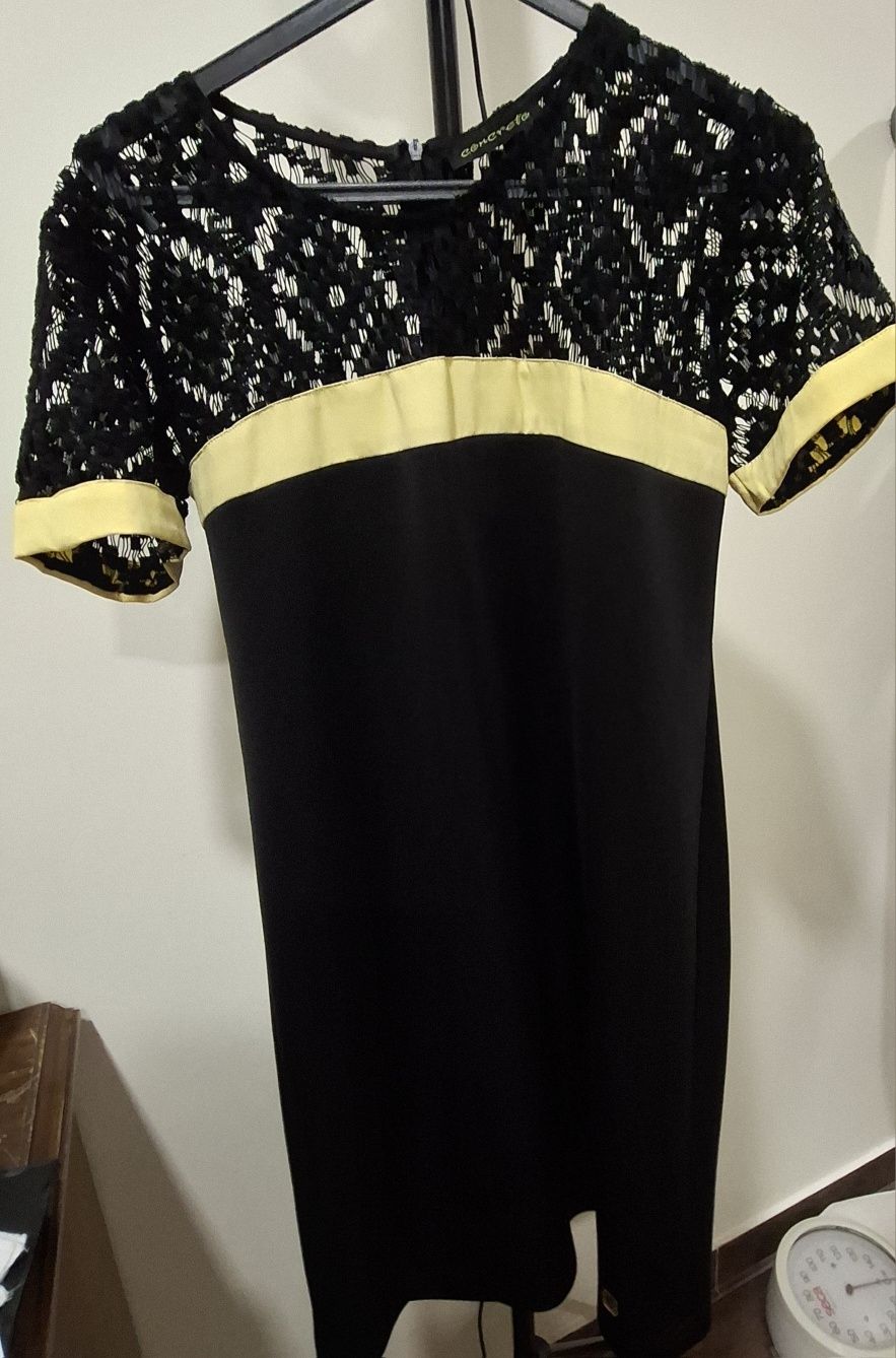 Vestido preto com renda no peito