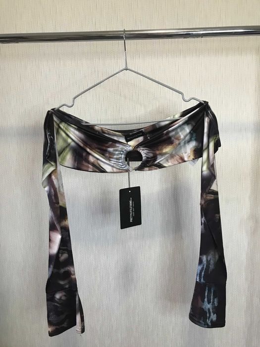 Короткий кроп топ з рукавами prettylittlething