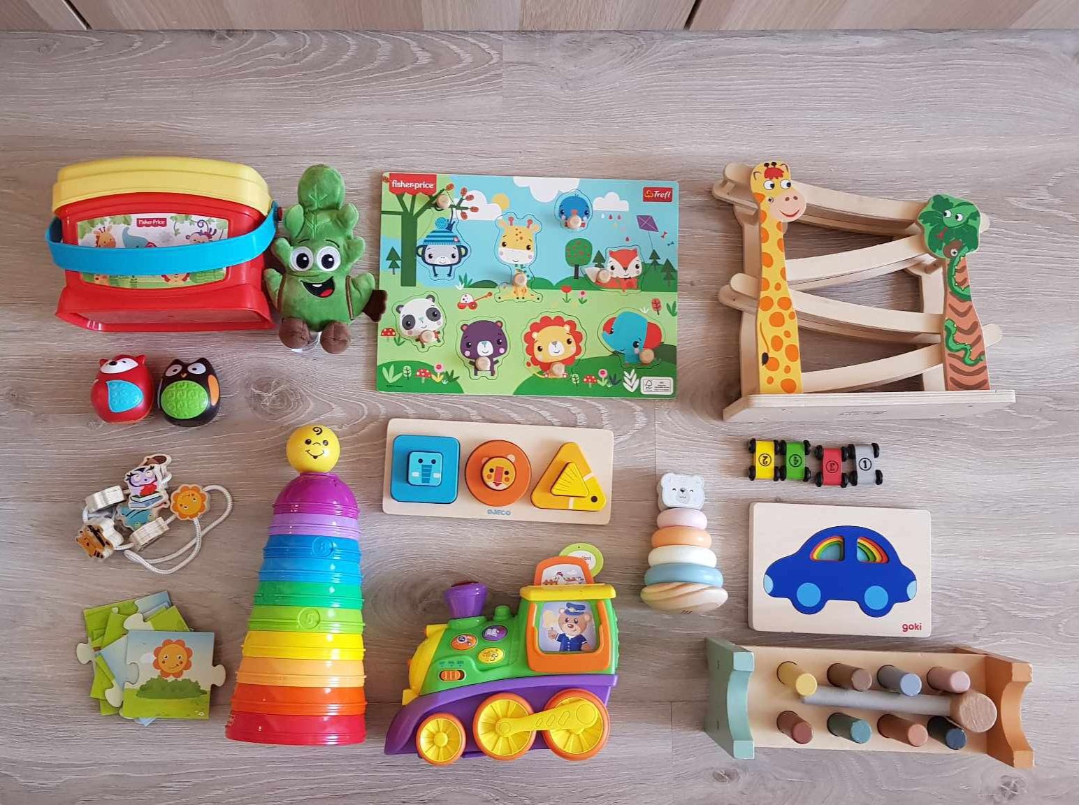 Zestaw zabawek 1+ 2+ Fisher price drewniane logiczne