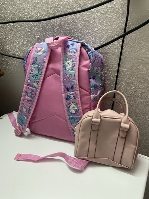 Uma mochila grande e uma pequena