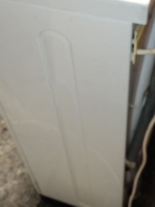 Пральна вузенька  машина  на 6 кг в  ідеальному стані