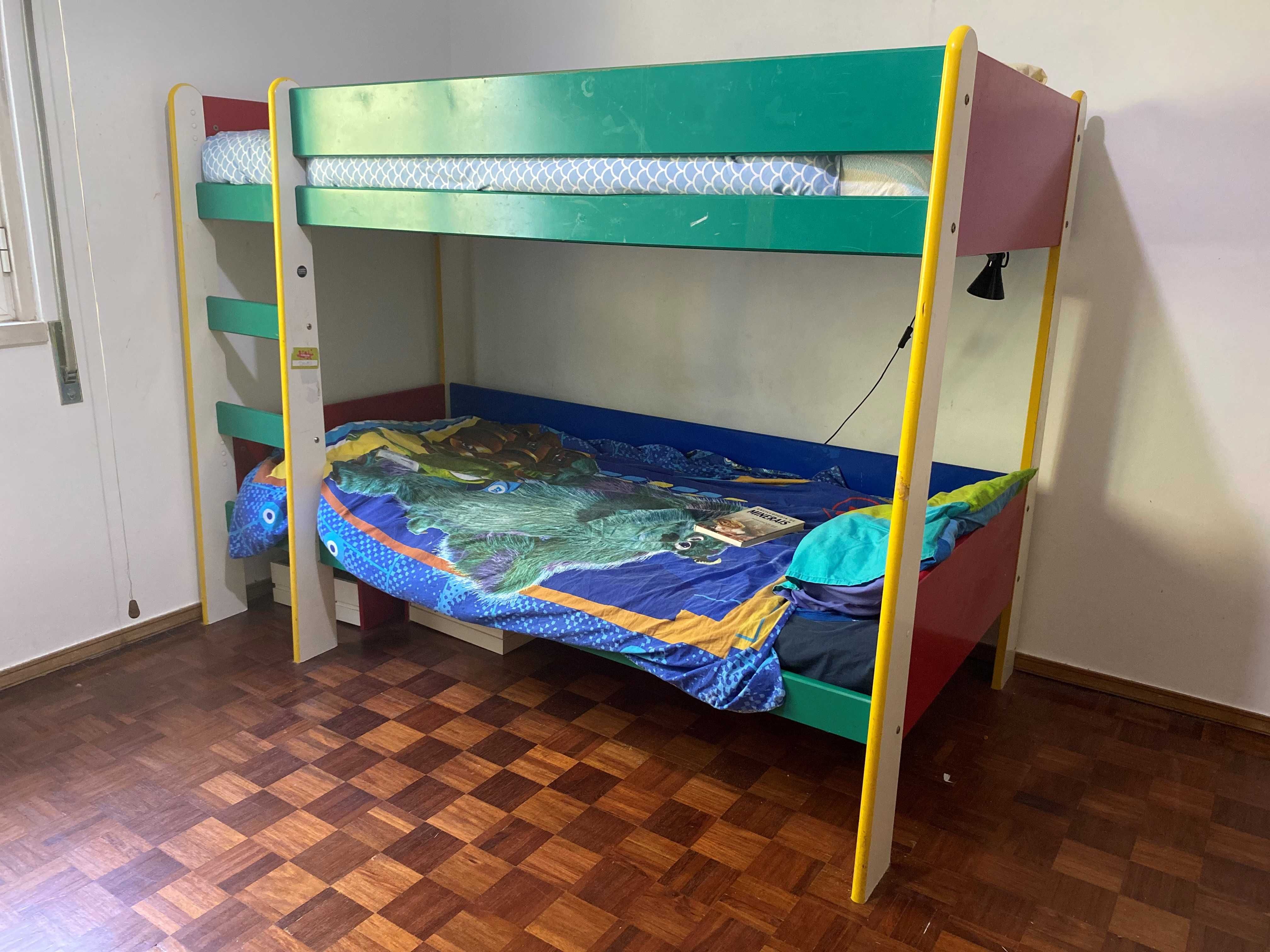 Quarto completo para duas crianças