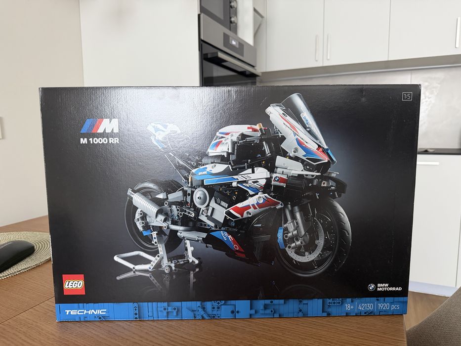 Продам Авто-конструктор Lego Technic 42130 BMW M1000 RR