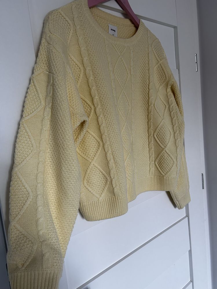 Śliczny sweter z warkoczowym splotem, roz. M/L.