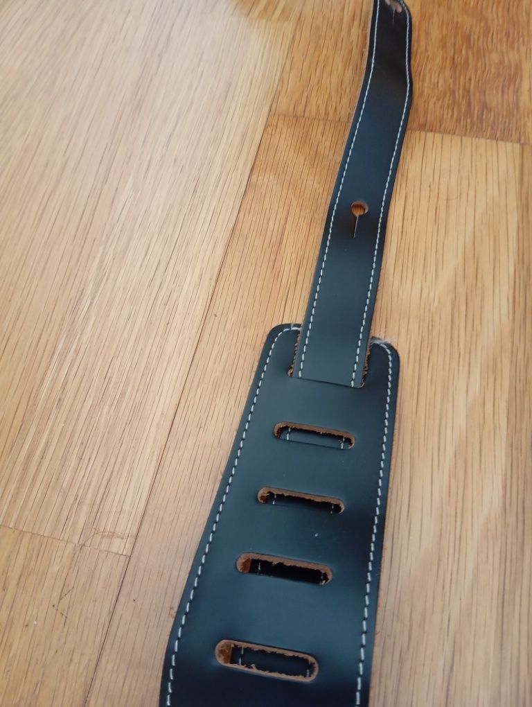 Correia em couro para guitarra acústica