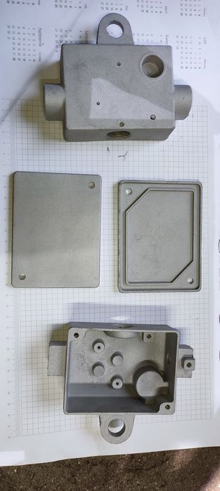 Piaskowanie, szkiełkowanie, czyszczenie małych elementów.