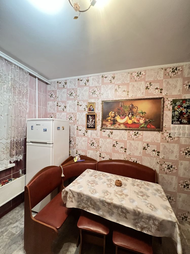 В Продажу 1 к к на Колодязній в житловому  стані