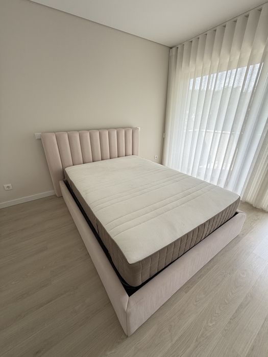 Cama estofada + Colchão IKEA HÖVÅG 140×200 cm