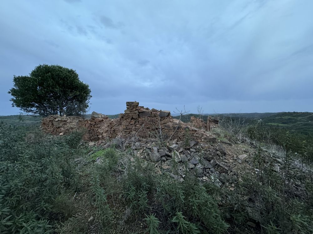 Terreno com ruína