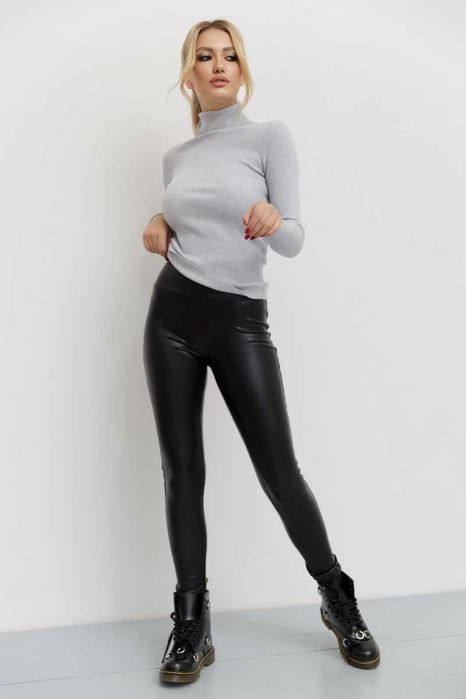 Стильний жіночий гольф у рубчик