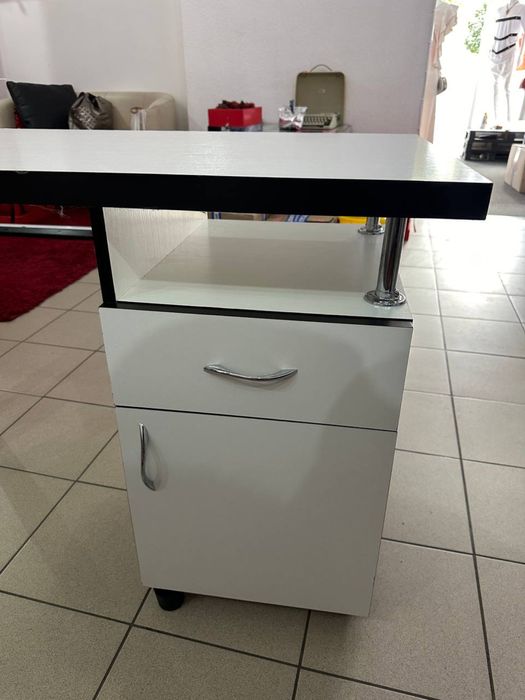 Сучасний письмовий стіл.