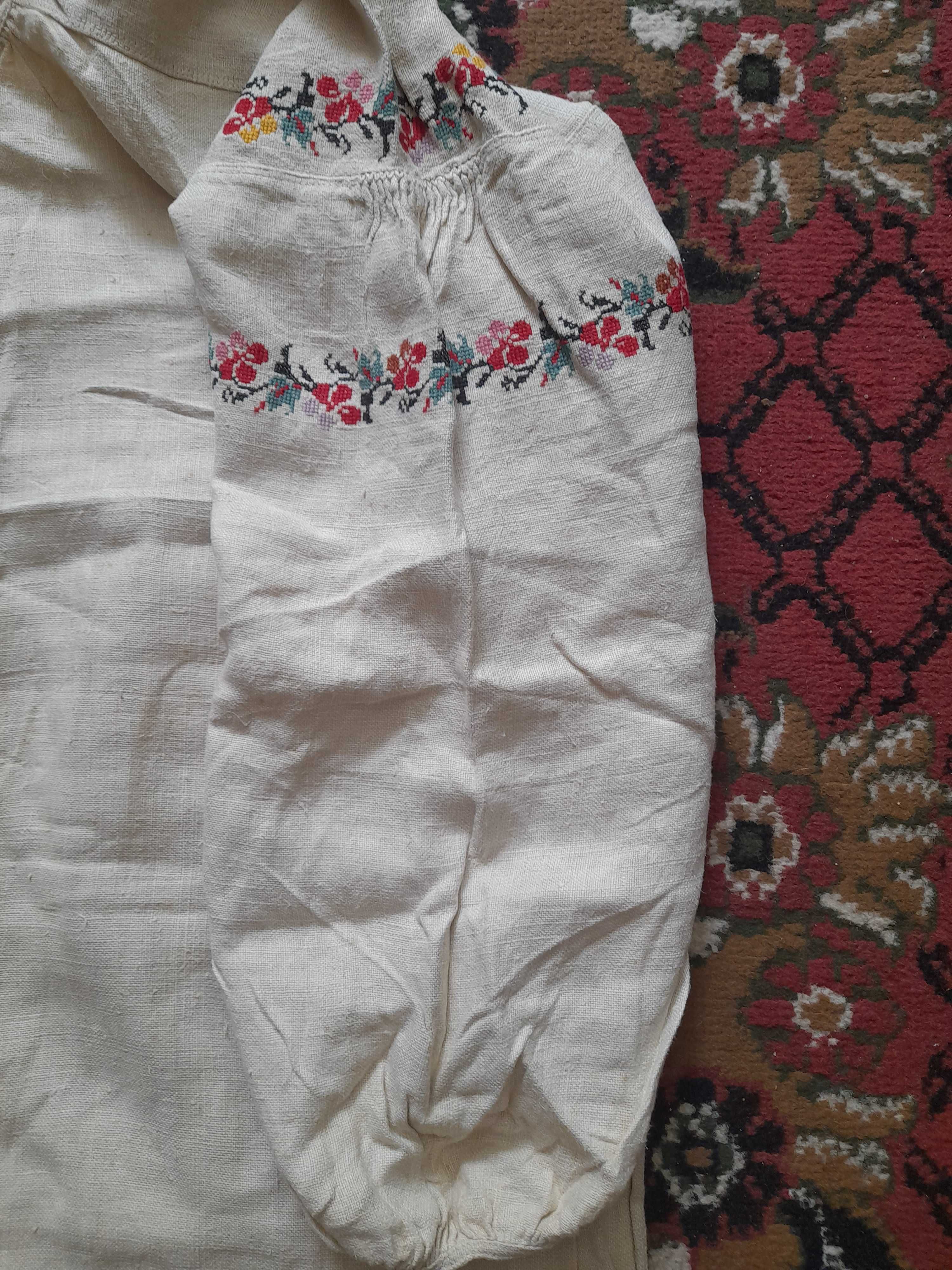 Сорочки жіночі старовинні вишиті з домотканного полотна.