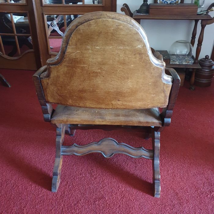 Cadeiras com braços e couro