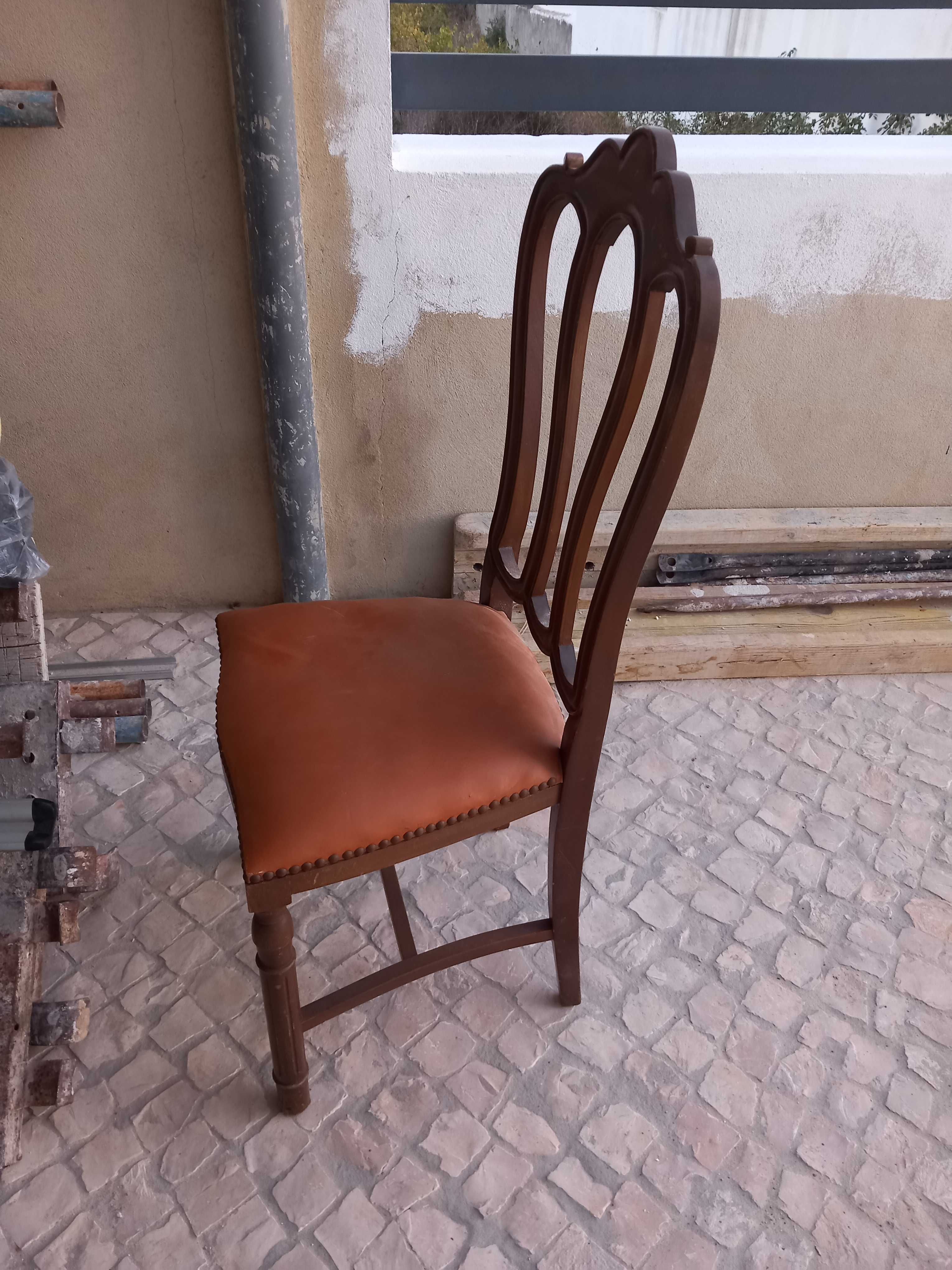 Cadeira antiga com estofo em pele