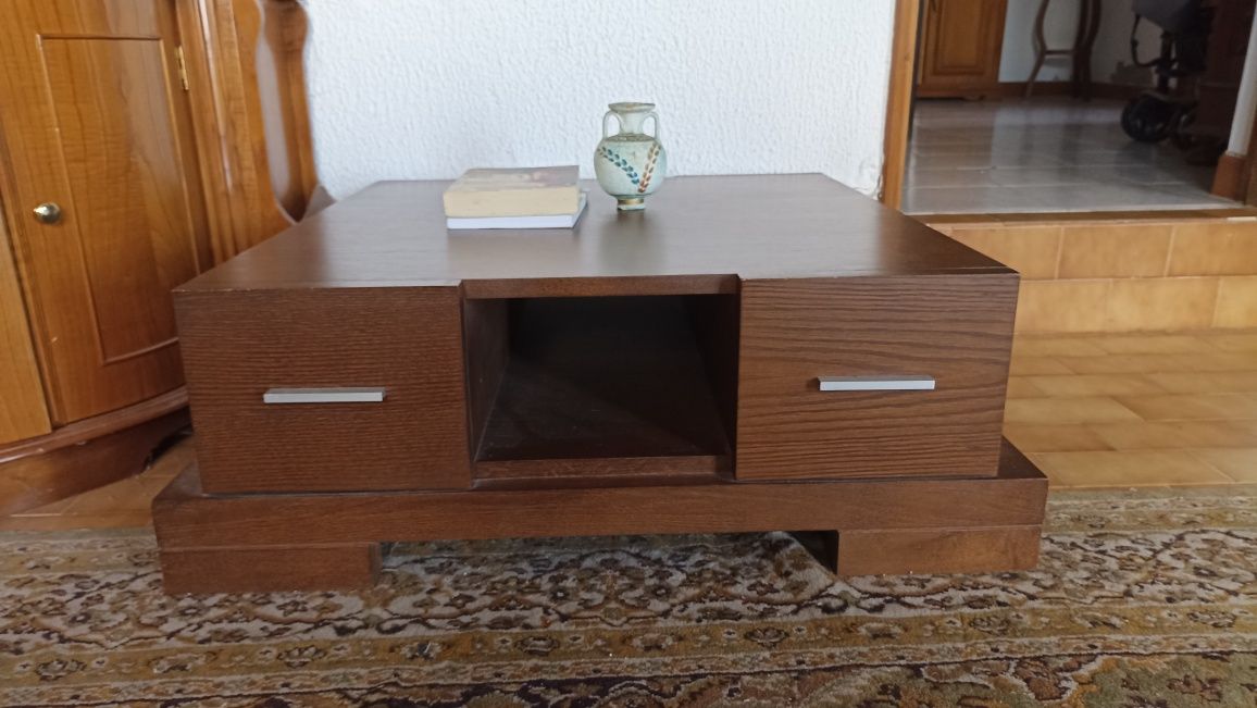 Mesa de centro em madeira maciça
