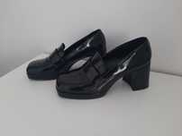 Loafersy na obcasie