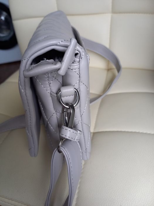 Сумка  з довгим ремінцем із штучної шкіри