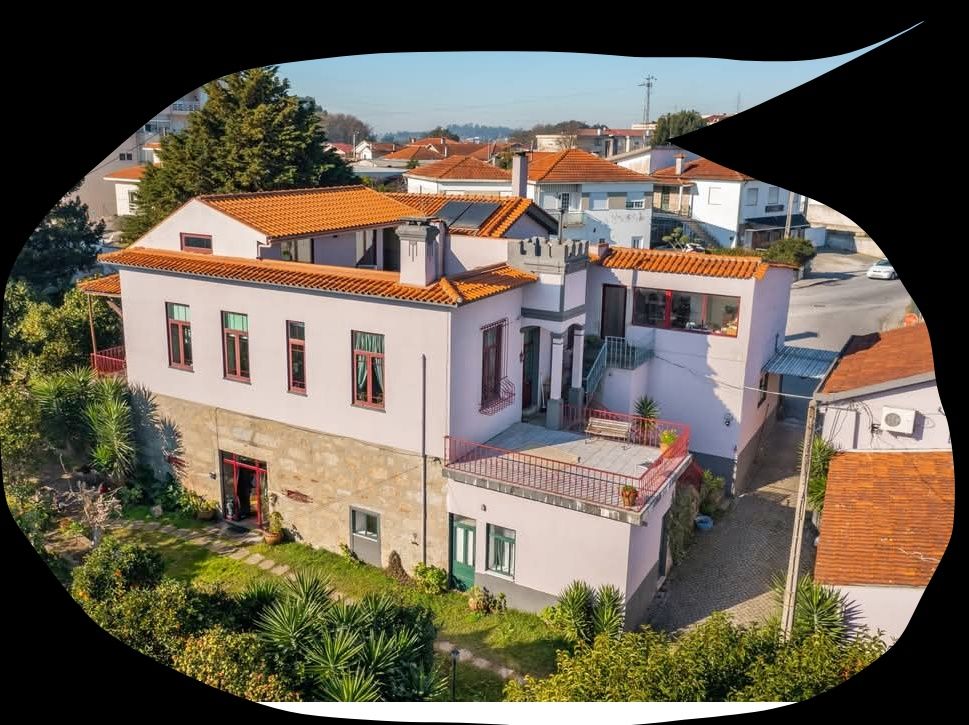 Vivenda localizada na freguesia  de Bairro, Vila Nova de Famalicão.