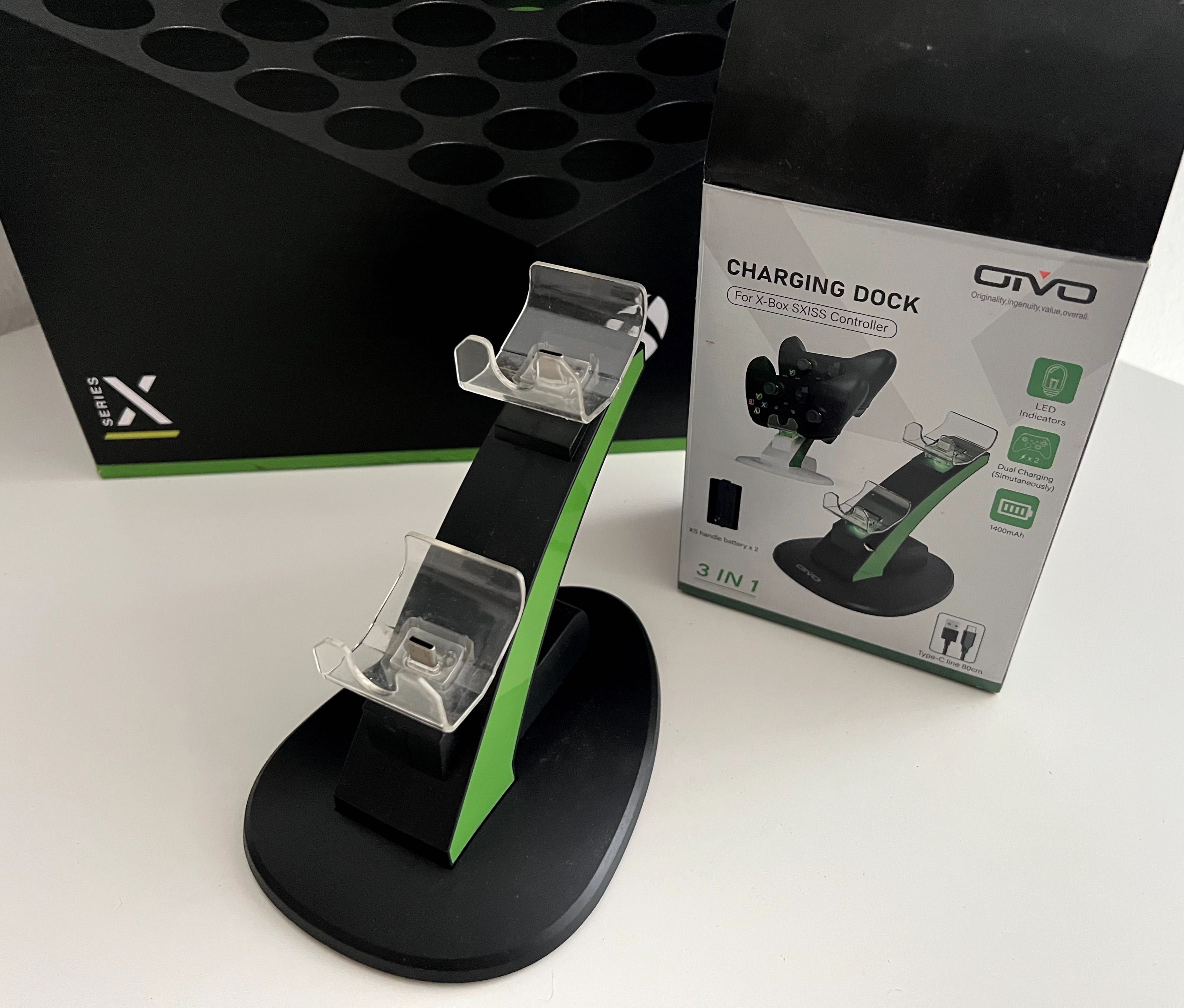 Xbox Series X com 2 comandos e base de carregamento