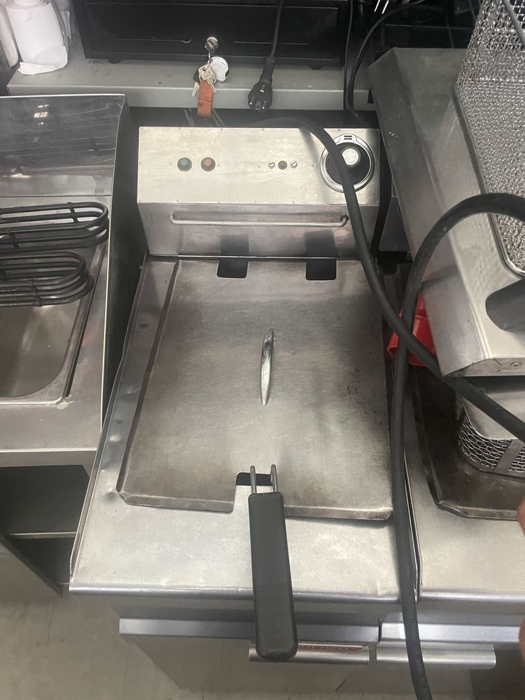 Fritadeira eletrica de 10 litros com móvel - Seminova