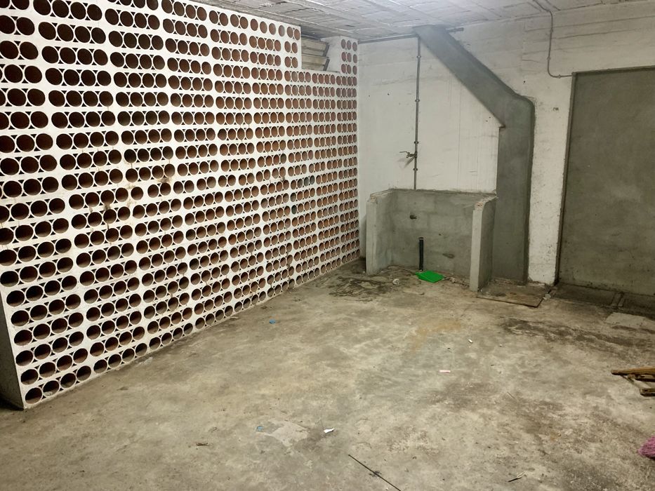 Armazém / 2 lugares garagem perto do centro (Sé)