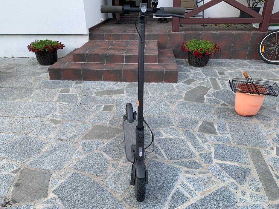 Електро самокат Mi Electric Scooter Essential