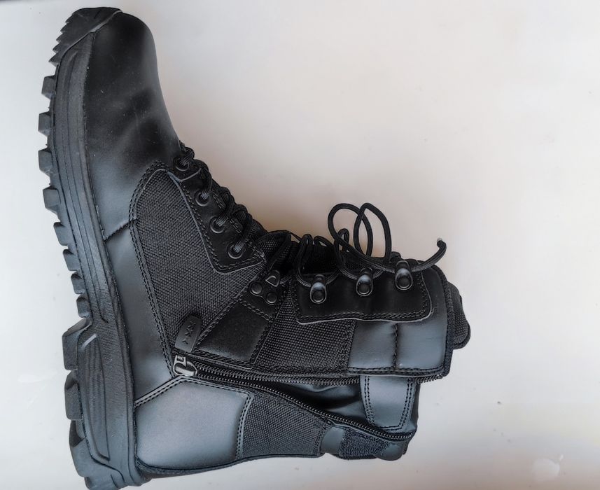 Берцы тактические, лёгкие.