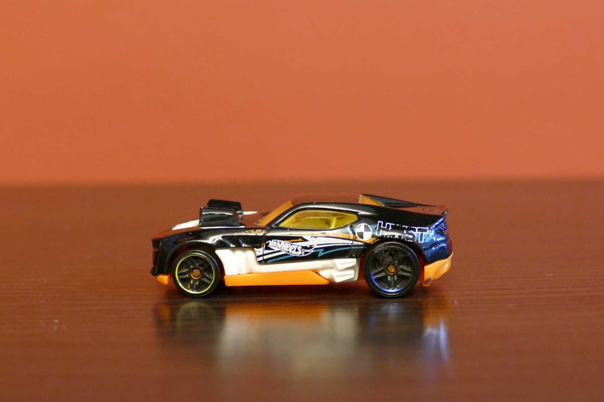 Hot Wheels autko "Resorak" Twinduction 2010