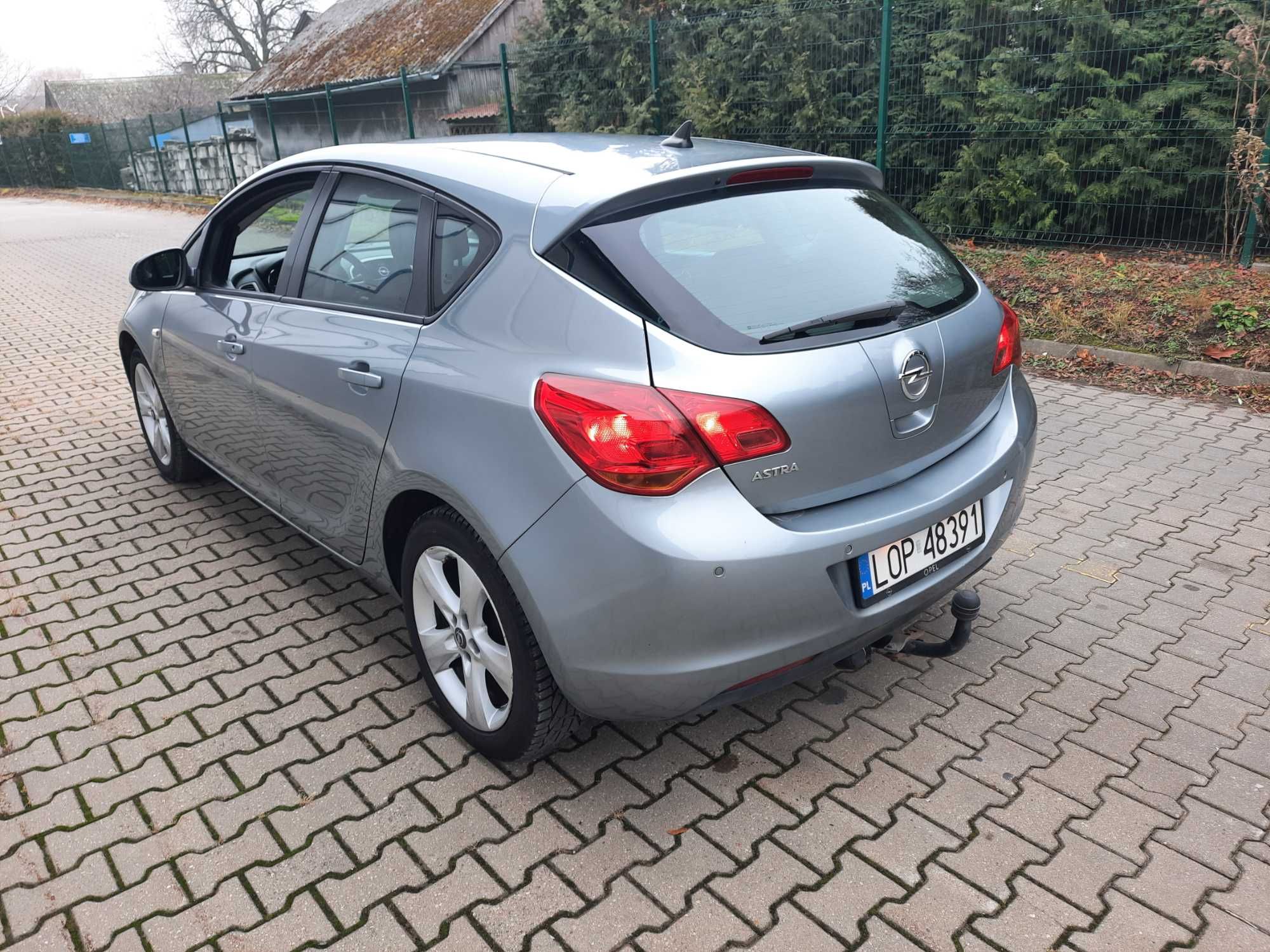 1.6 benzyna, idealny do gazu 5 drzwi ważne opłaty