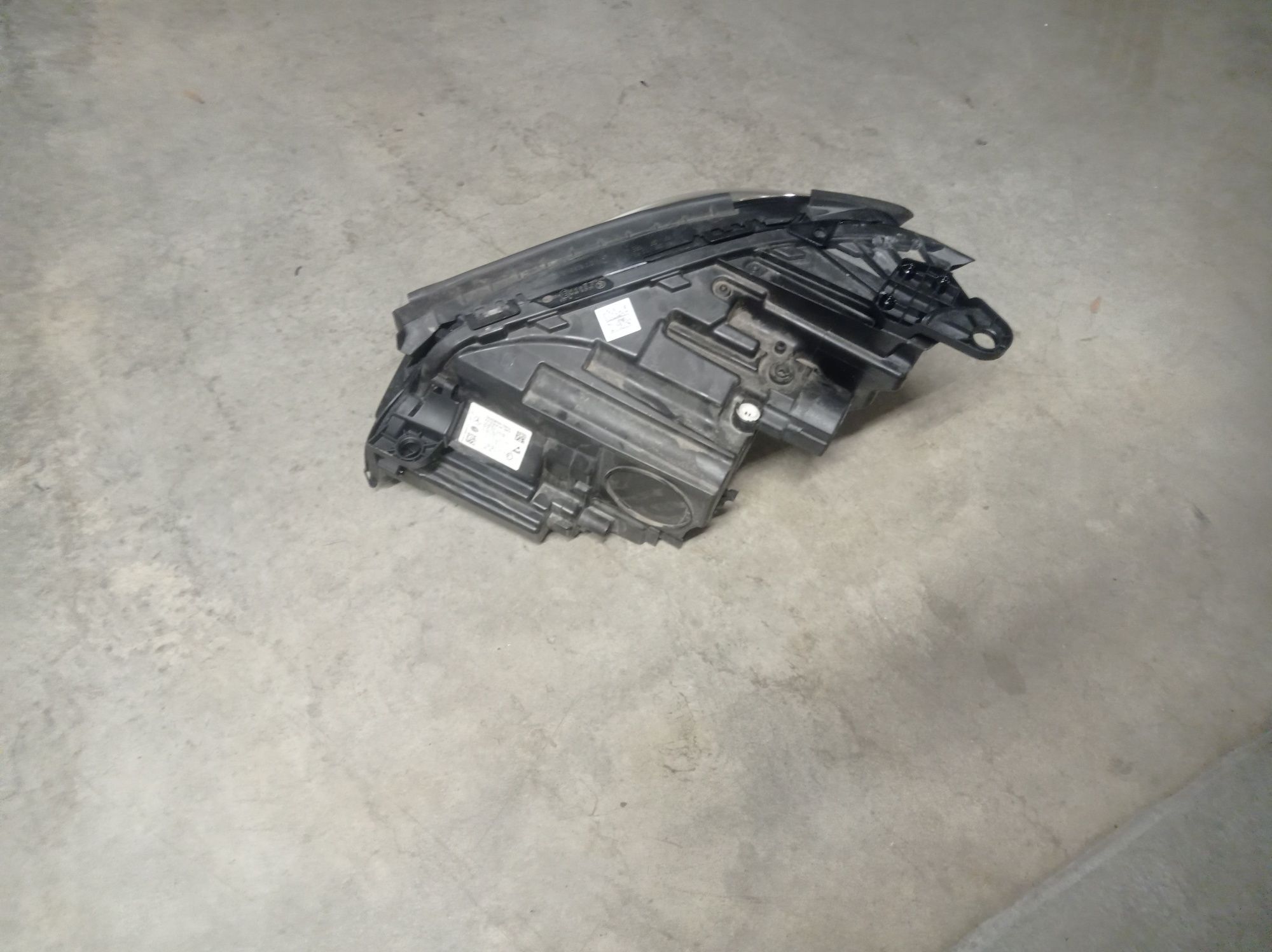 W213 lampa prawy przód