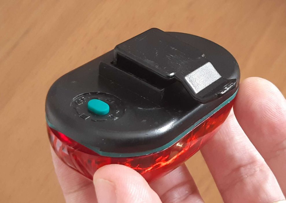 Luz Traseira para Bicicleta - Vermelha e Funcional a Pilhas