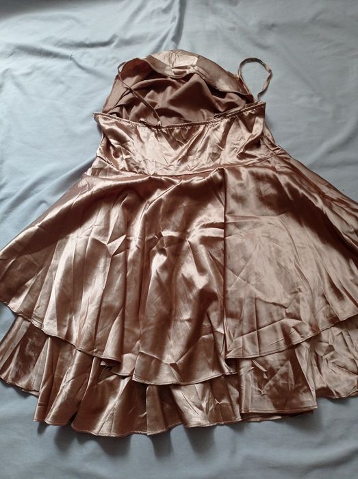 Жіноча сукня золотого кольору святкова