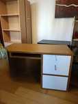 Mesa com gavetas