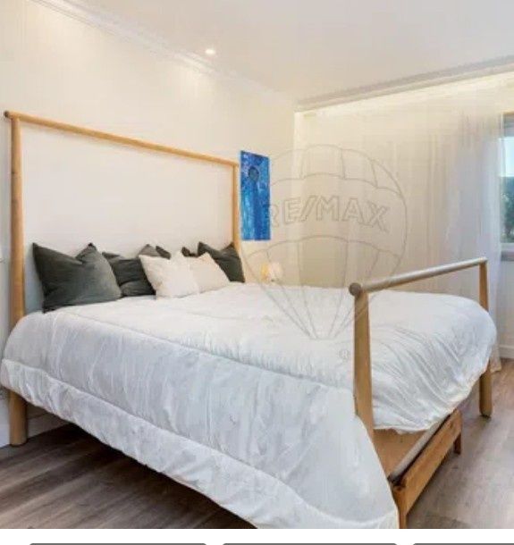 Cama Ikea casal em muito bom estado