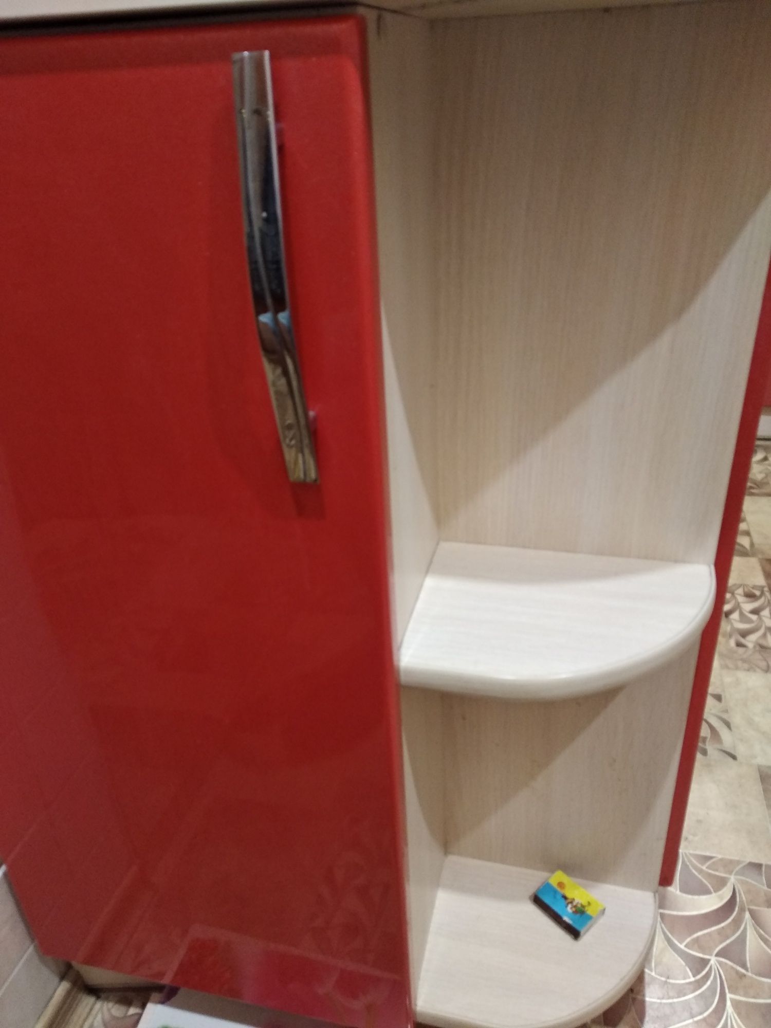 Продам хорошую кухню с техникой. Цвета коралла с серебром.