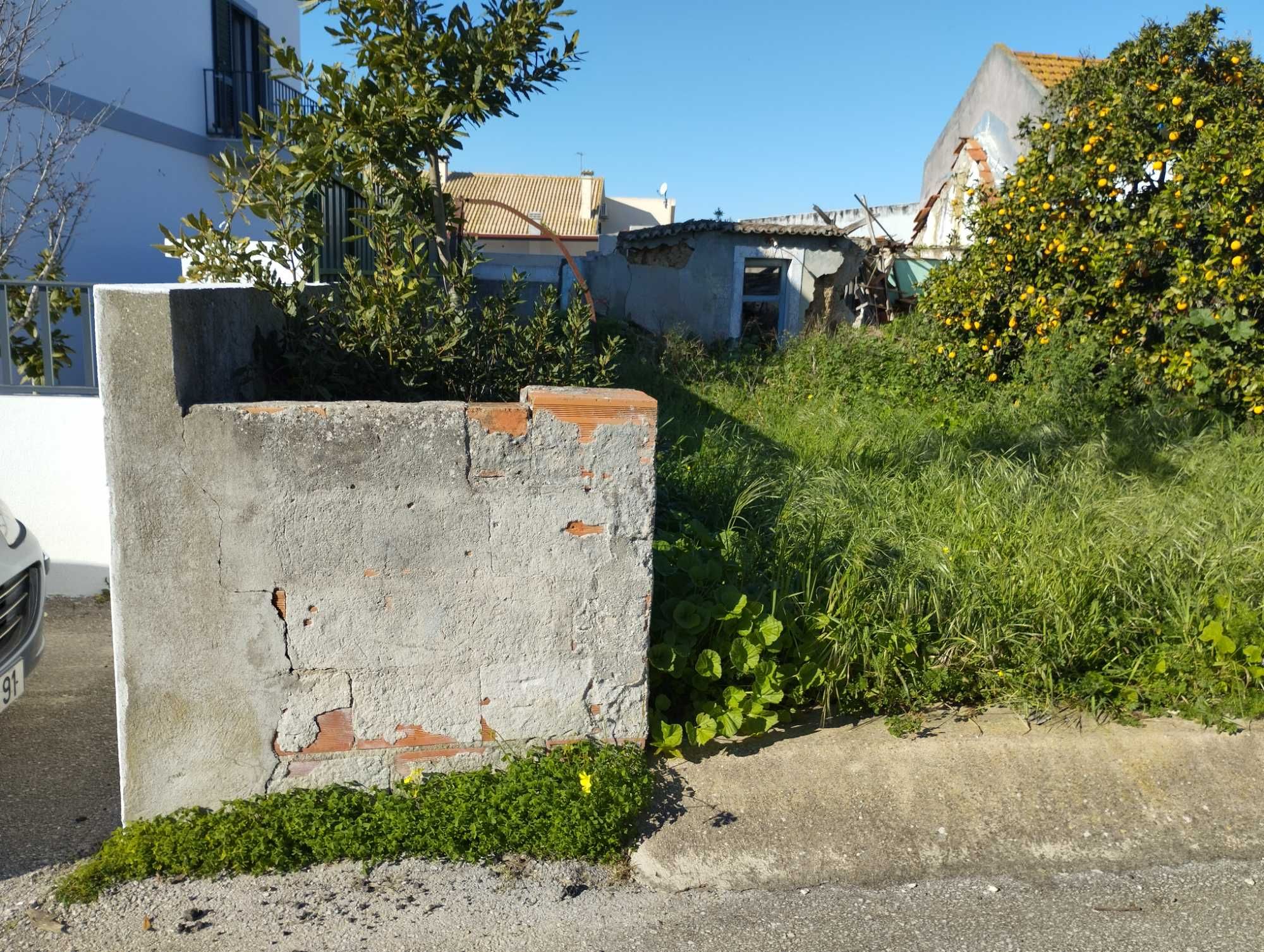 Vende-se terreno com uma construção na Moita